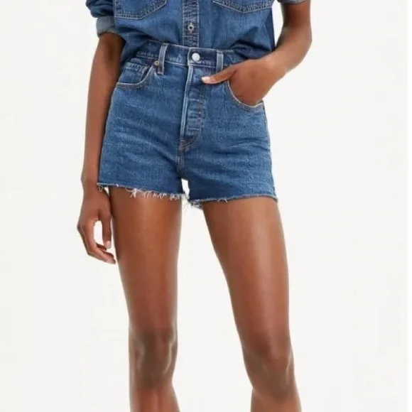 Levi’s premium ribcage denim shorts - Picture 7 of 8